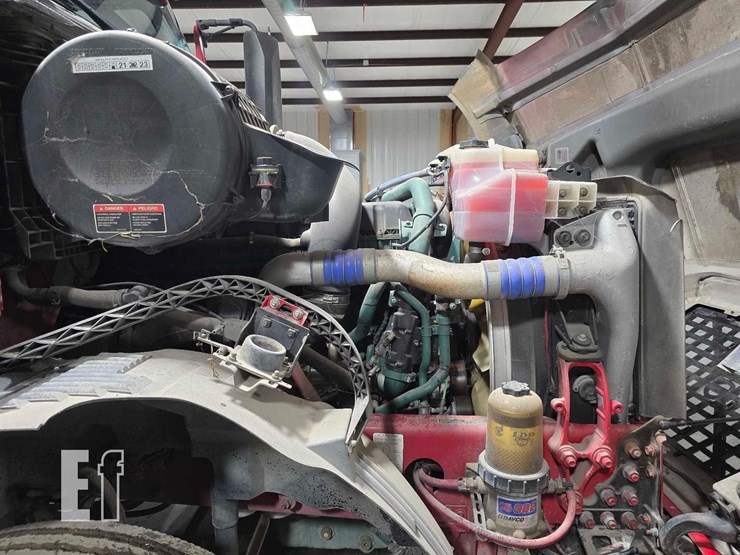 2017-volvo-vnl42300-image-24