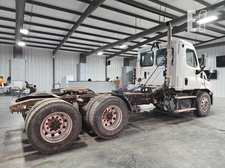 2016-freightliner-cascadia-113-image-3