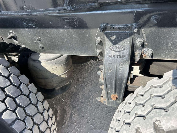 2011-peterbilt-365-image-38