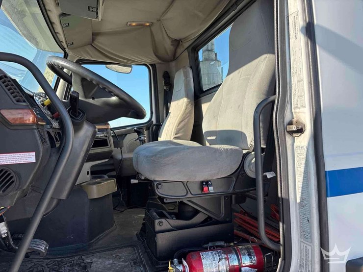 2005-volvo-vnm-day-cab-truck-tractor-image-19