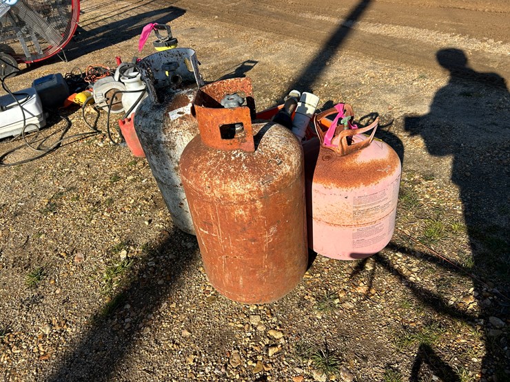 #37672-•-lot-of-(3)-propane-bottles-image-3