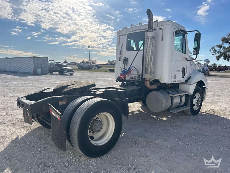 2007-freightliner-columbia-120-image-3