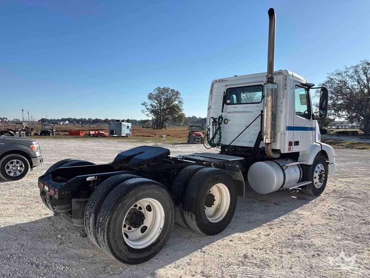 2005-volvo-vnm-day-cab-truck-tractor-image-3