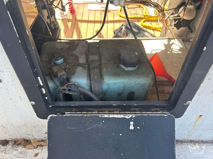 1990-21ft-center-console-fishing-boat-with-t/a-boat-trailer-image-13