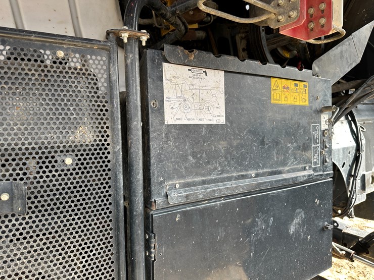 #38416-•-2016-case-axial-flow-8240-prwd-combine-yfg230343-image-38