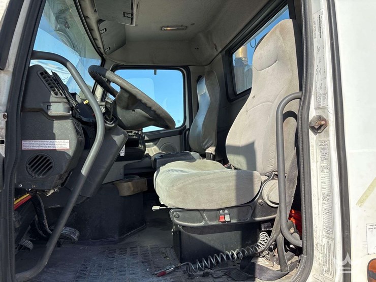 2006-volvo-vnm-image-18