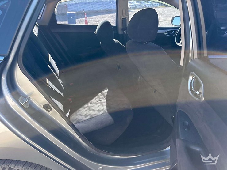 2013-nissan-sentra-sedan-image-21