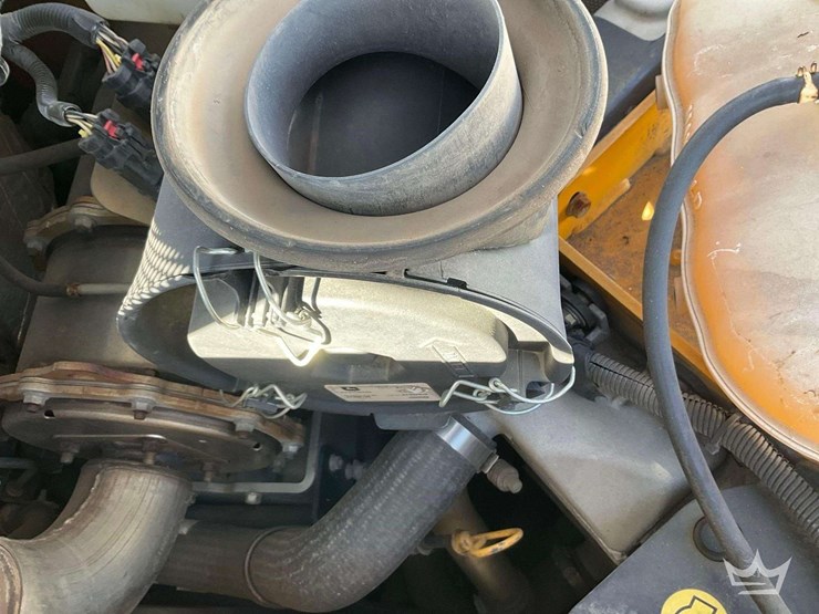 2013-deere-329e-image-14