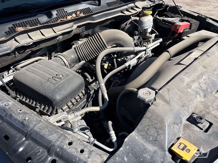 2021-ram-1500-slt-image-11