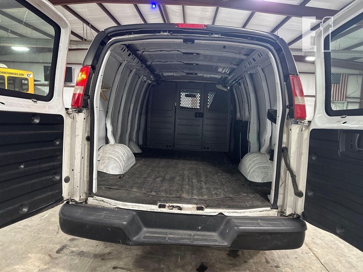 2017-chevrolet-express-2500-image-16