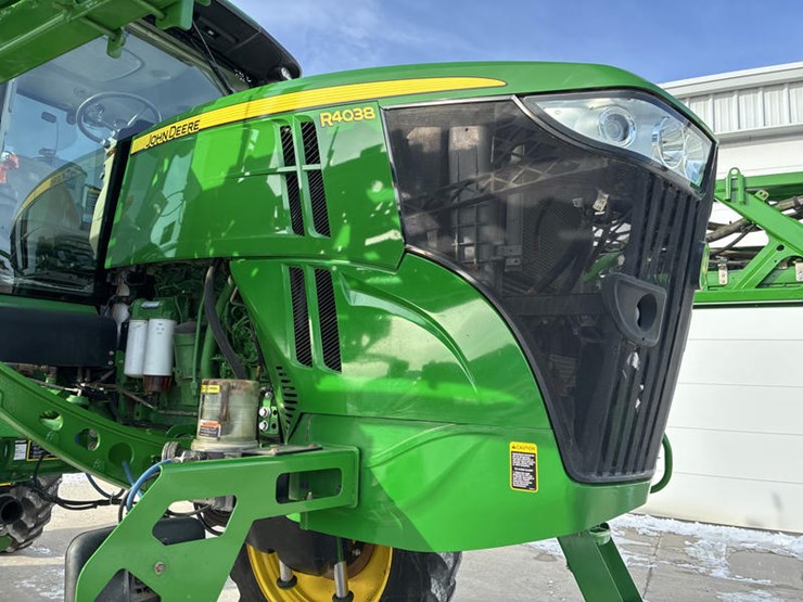 2018-john-deere-r4038-image-12