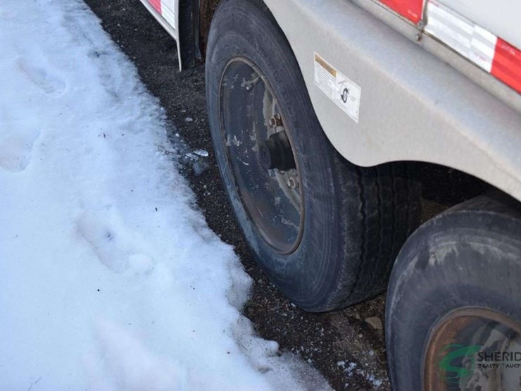 2004-united-enclosed-trailer-with-built-in-shelving-22ft-image-5