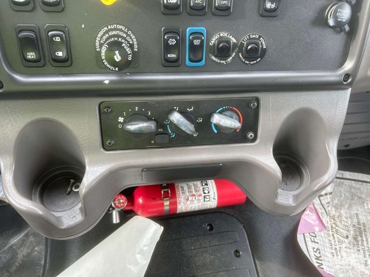 2019-freightliner-m2-106-image-29