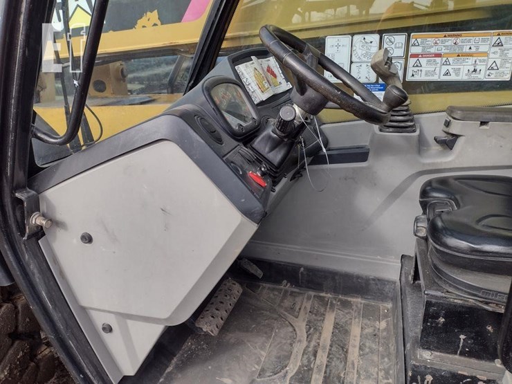 2019-caterpillar-tl1055d-image-11