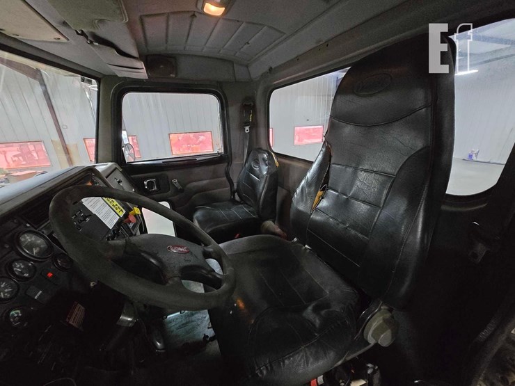 2010-peterbilt-340-image-9
