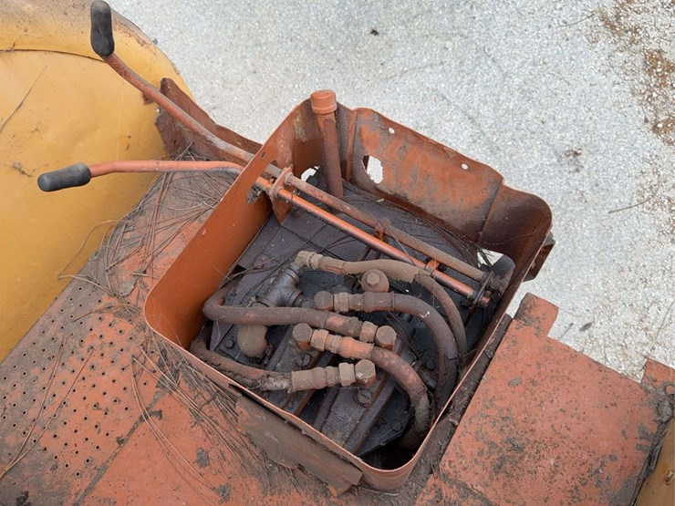 minneapolis-moline-g706-image-9