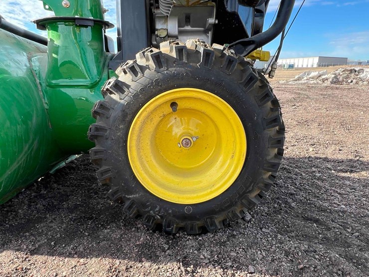john-deere-1330se-snowblower-image-16