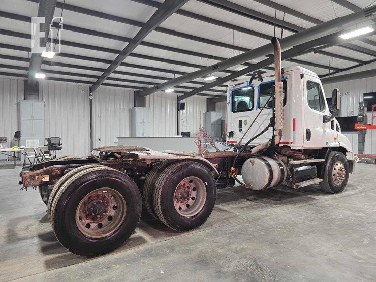 2016-freightliner-cascadia-113-image-3