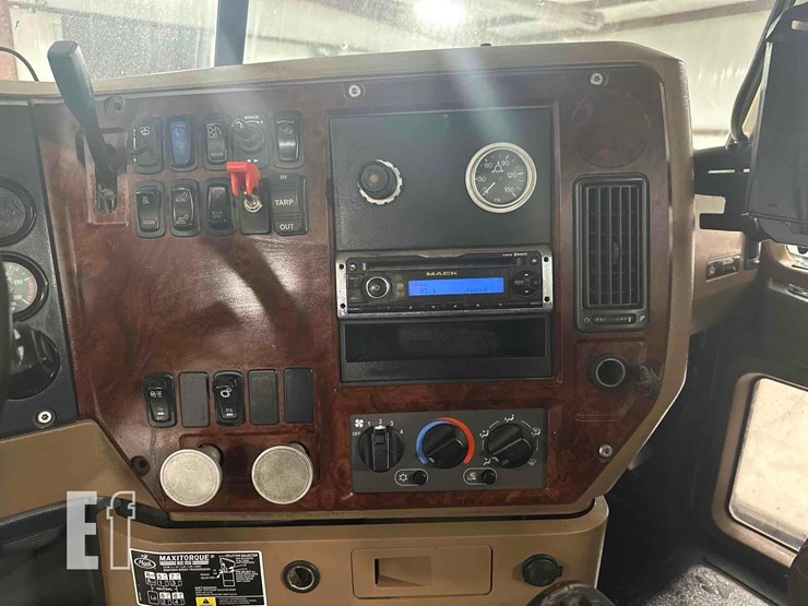 2012-mack-granite-gu813-image-13