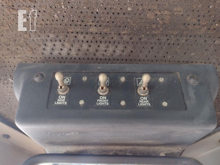 2005-caterpillar-d4g-xl-image-9