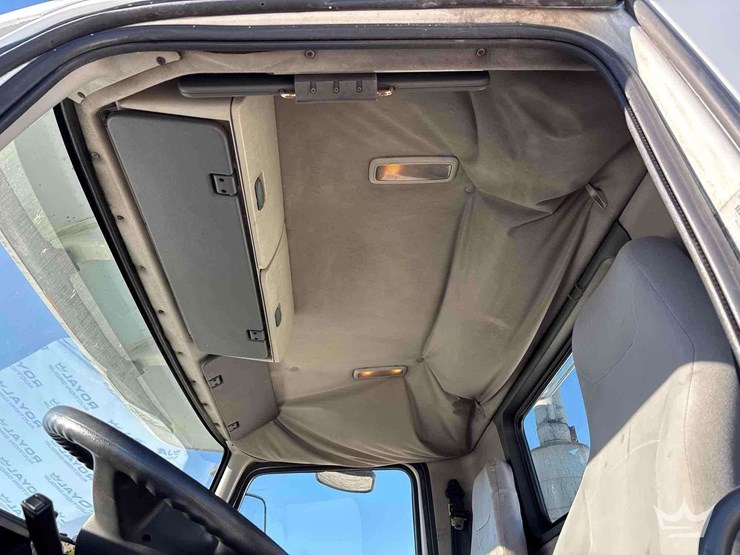 2005-volvo-vnm-day-cab-truck-tractor-image-29