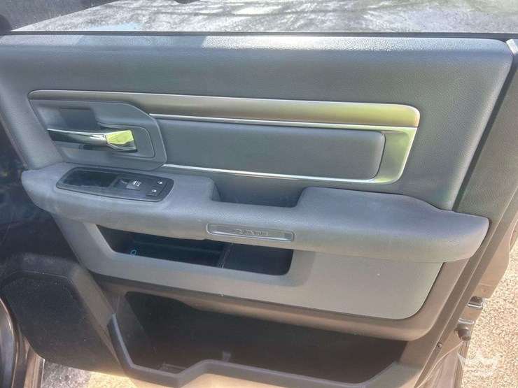 2016-dodge-1500-image-18