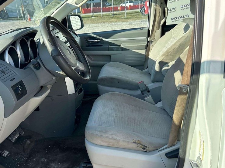 2010-dodge-grand-caravan-image-13