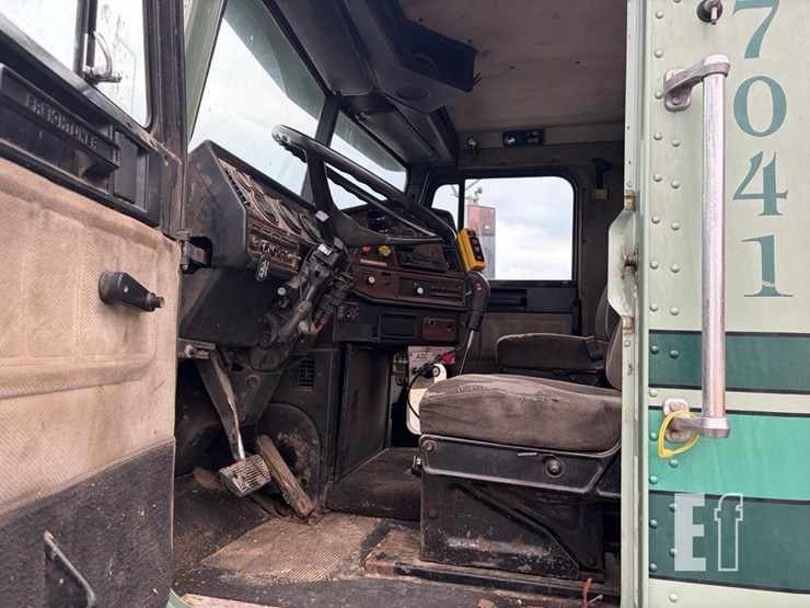 1992-freightliner-fld120-image-17