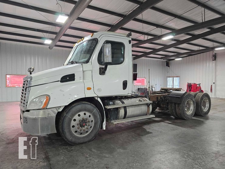 2016-freightliner-cascadia-113-image-1