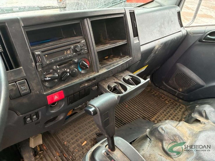 2023-isuzu-npr-image-29