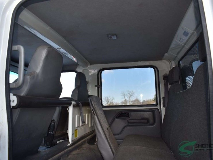 2023-isuzu-npr-image-38