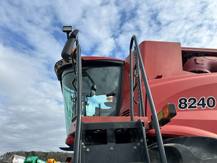 #38416-•-2016-case-axial-flow-8240-prwd-combine-yfg230343-image-20