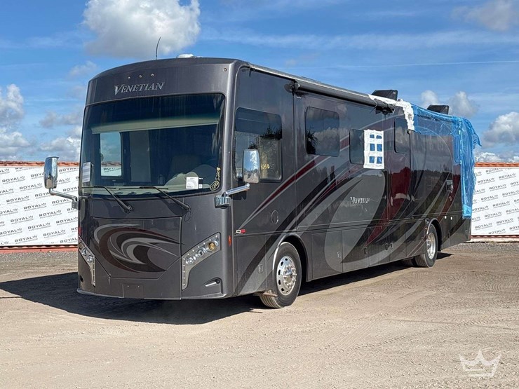 2018-freightliner-thor-venetian-400xcr-a40-41ft.-class-a-motorhome-image-1