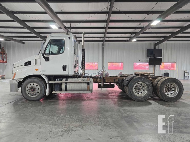 2016-freightliner-cascadia-113-image-5