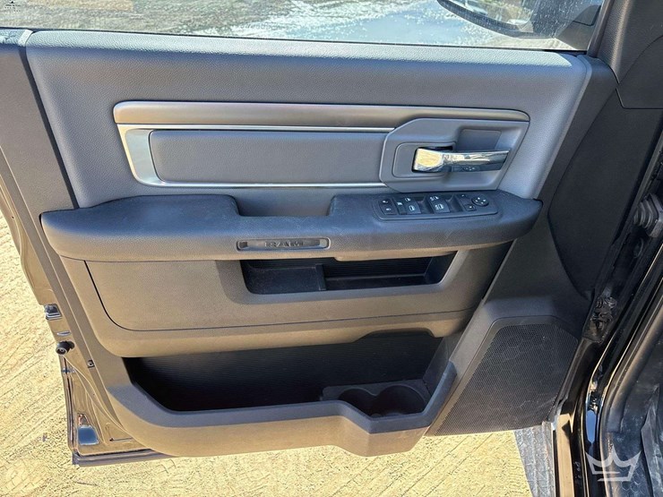 2021-ram-1500-slt-image-15
