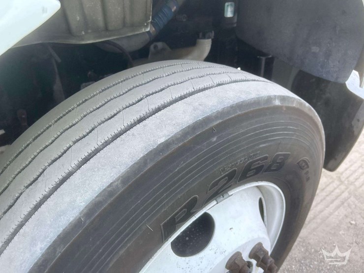 2019-freightliner-m2-106-image-36