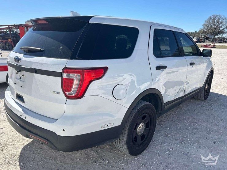 2016-ford-explorer-image-3