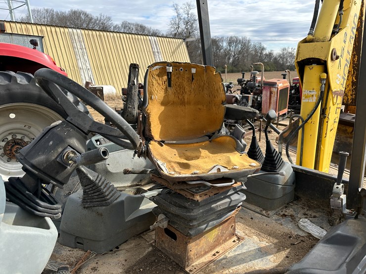 new-holland-lb75b-image-70