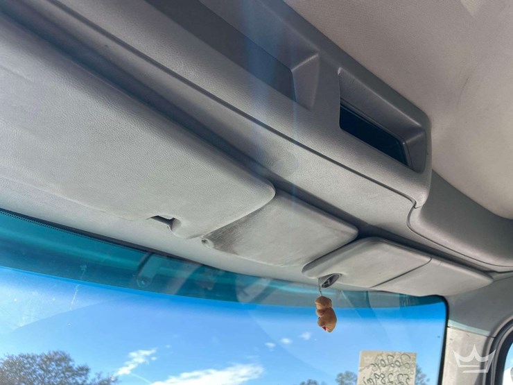 2020-peterbilt-567-image-19