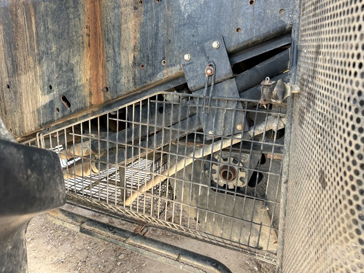 #38416-•-2016-case-axial-flow-8240-prwd-combine-yfg230343-image-35