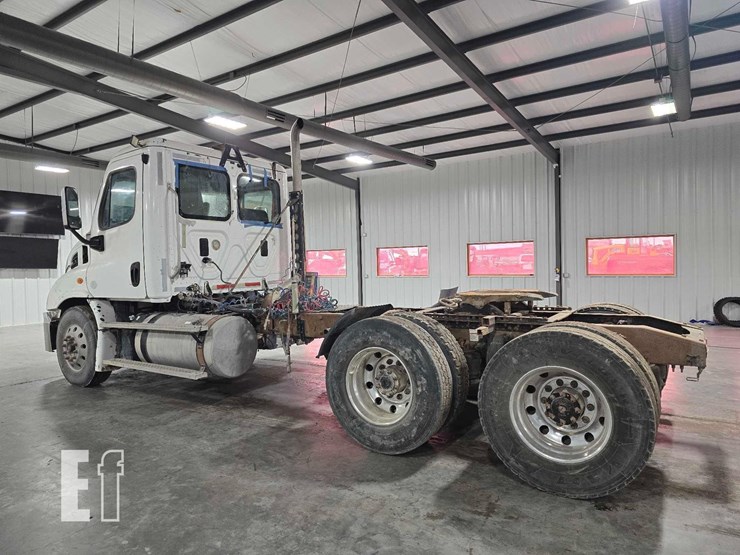 2016-freightliner-cascadia-113-image-4