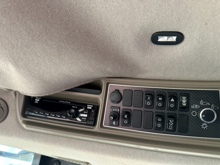 #38416-•-2016-case-axial-flow-8240-prwd-combine-yfg230343-image-85