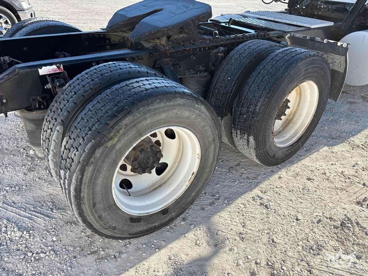 2005-volvo-vnm-day-cab-truck-tractor-image-34