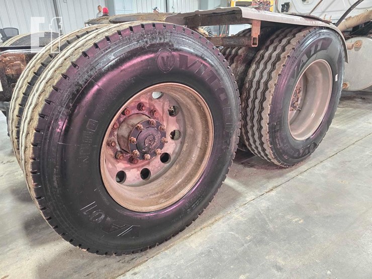 2016-freightliner-cascadia-113-image-24