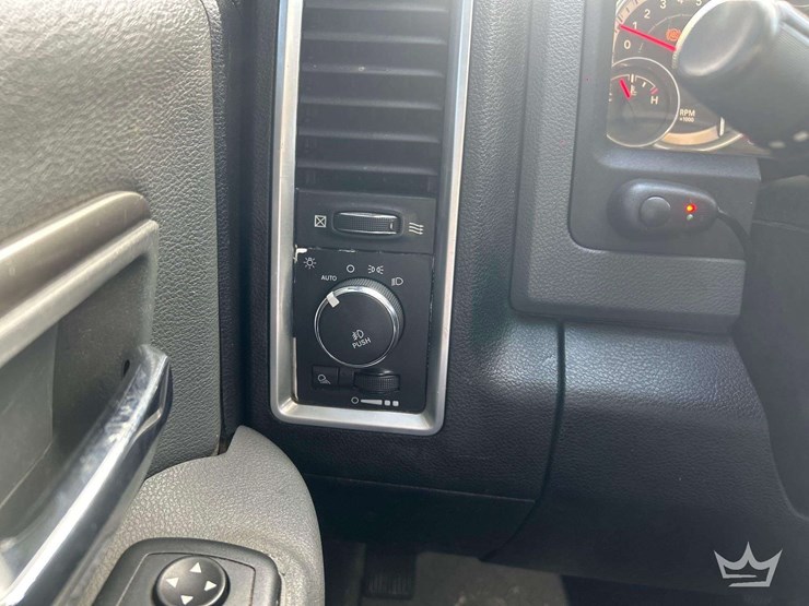 2014-dodge-1500-image-18