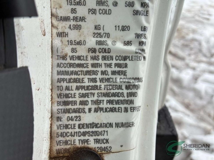 2023-isuzu-npr-image-26