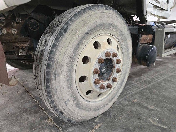 2012-mack-granite-gu713-image-21