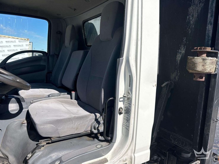 2016-isuzu-nrr-image-14