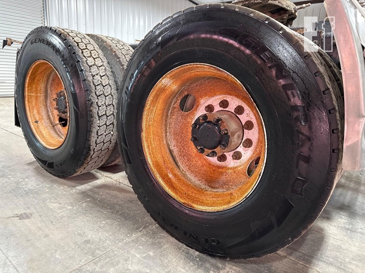 2005-peterbilt-385-image-23