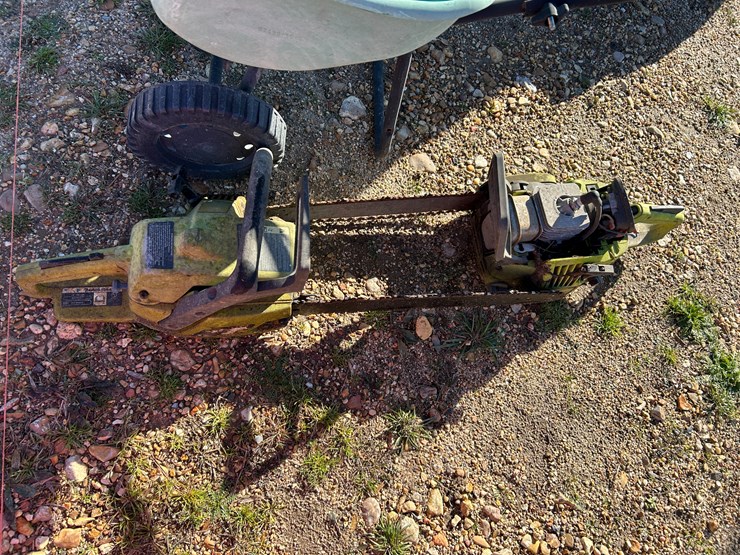 #37664-•-lot-of-fertilizer-spreader,-&-(2)-chainsaws-image-2